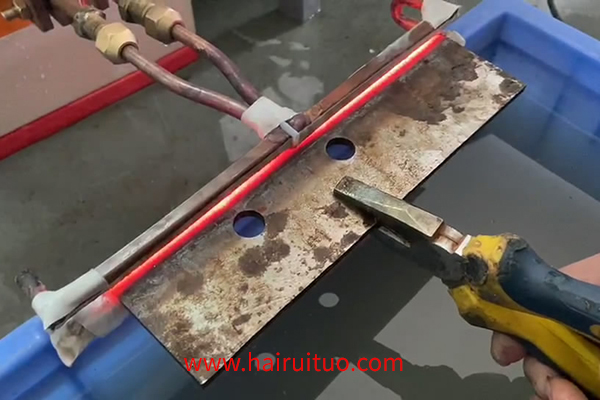 超高頻感應(yīng)加熱設(shè)備對(duì)刀具刀口淬火視頻