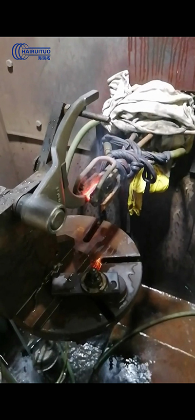 差速鎖撥叉淬火 高頻淬火機床可以實現(xiàn)自動生產(chǎn)