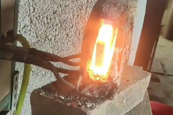 打鐵也要與時(shí)俱進(jìn)，以前燒碳加熱鋼件，現(xiàn)在都用感應(yīng)加熱設(shè)備了