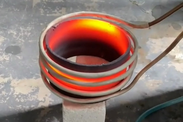 準(zhǔn)備出口的感應(yīng)加熱淬火設(shè)備，搭載PLC控制系統(tǒng)