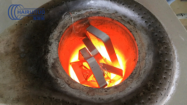 中頻感應(yīng)熔煉爐-IGBT中頻電源具有低功耗、高可靠性等特點(diǎn)(圖3)