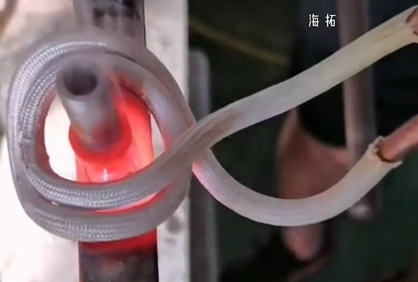 高頻焊機(jī)實(shí)現(xiàn)不銹鋼管焊接，用的是銅焊料