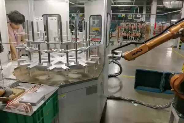 工廠(chǎng)實(shí)拍，配備機(jī)械手臂的高頻釬焊設(shè)備焊接銅管