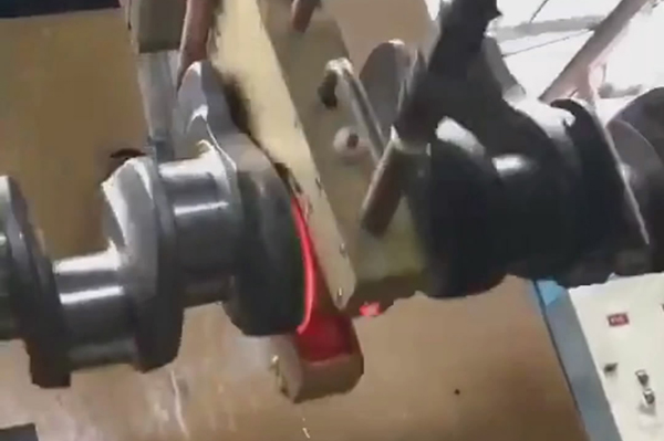 看看高頻淬火機(jī)床是怎樣對曲軸淬火的