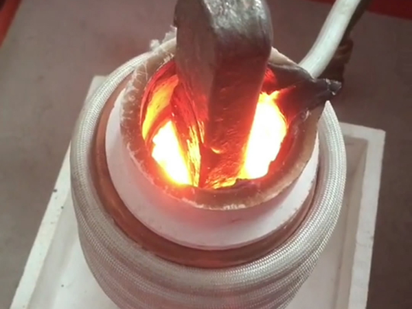 從三個(gè)方面概括了中頻熔煉爐鑄鐵的發(fā)展趨勢(圖1)