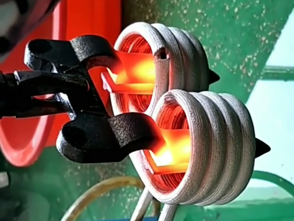 感應(yīng)淬火廠 感應(yīng)淬火加熱速度對(duì)淬硬層的力學(xué)性能有較大影響(圖4)