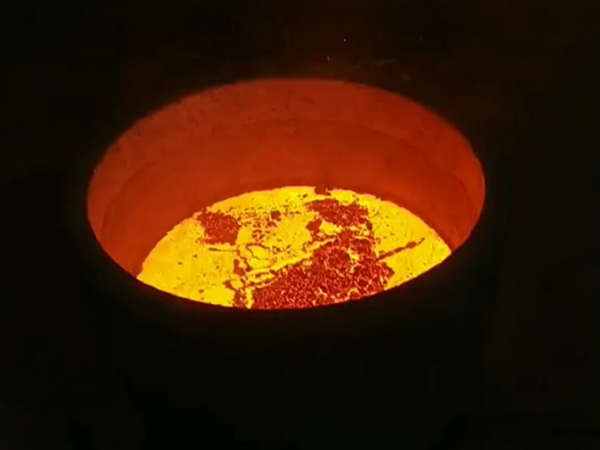 中頻熔煉爐熔煉現(xiàn)場