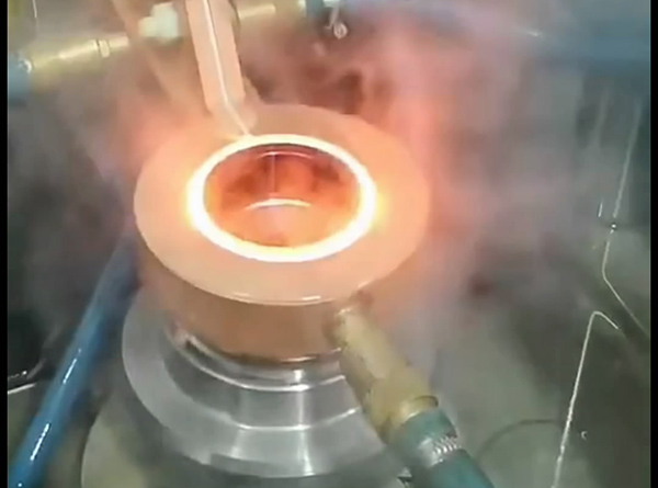 高頻感應(yīng)淬火設(shè)備適用于形狀簡單、工件量大的熱處理