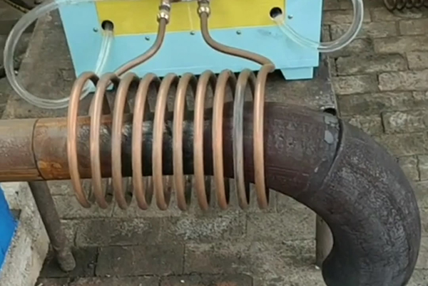 高頻淬火設備工廠根據(jù)客戶產(chǎn)品制作線圈