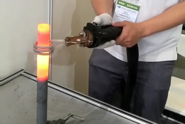 海瑞拓公司員工加班加點生產(chǎn)-確保高頻加熱機按時發(fā)貨